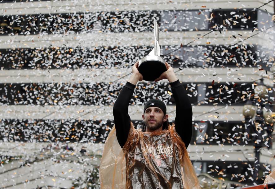 21 ottobre 2014, parata e grande festa di piazza a San Francisco per celebrare la vittoria dei Giants nelle World Series di baseball 2014: Madison Bumgarner, premiato come miglior giocatore delle finali, mostra il trofeo ai tifosi. 